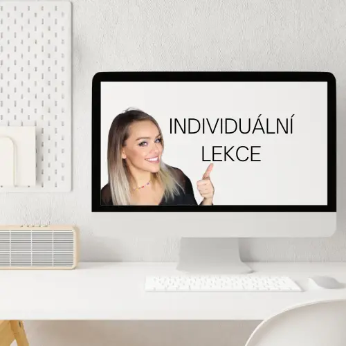 Obrázek k individuálním lekcím - portrét Barbory v obrazovce počítače