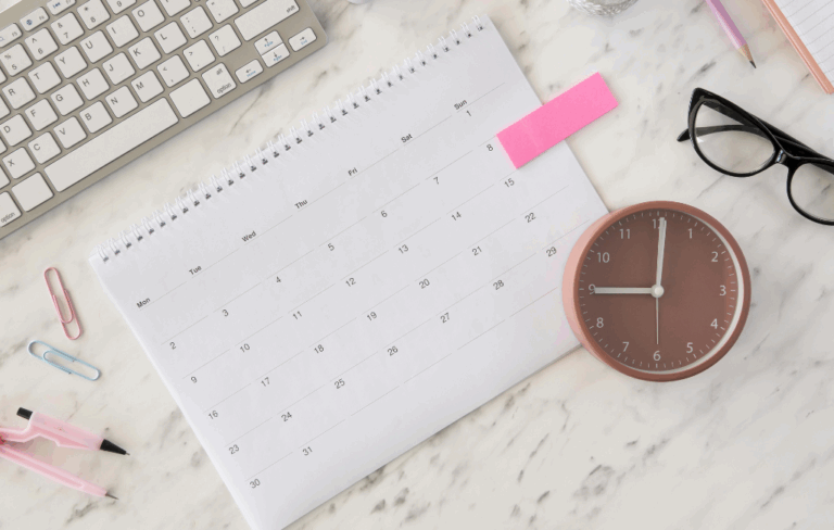 kalendář a hodiny jako ilustrace sekce Napiš mi