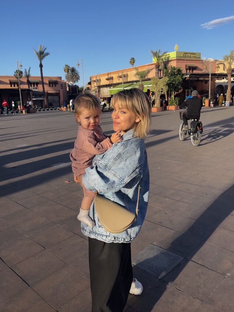 Barbora Atarsia s dcerkou na náměstí v Marrakéši