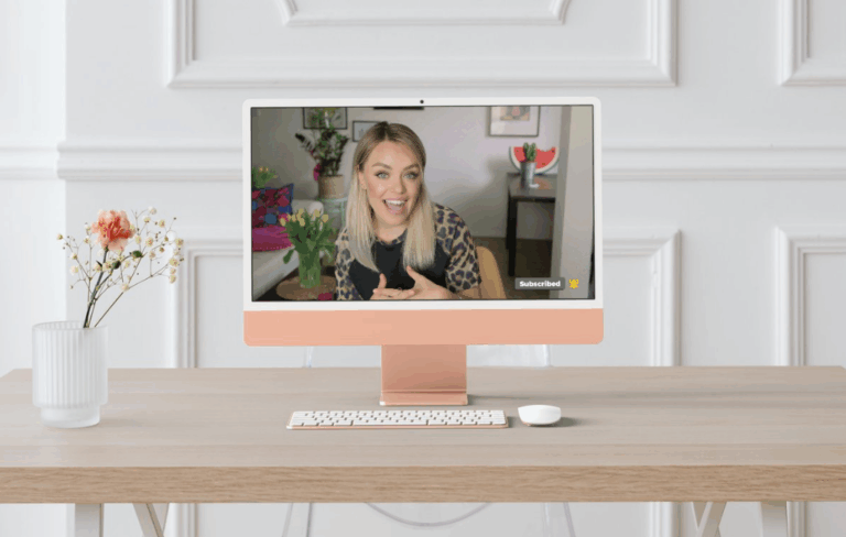 Ilustrace k sekci Online produkty s počítačem a portrétem Báry v obrazovce